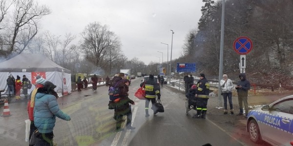 Wolontariusze na przejściu granicznym w Krościenku